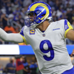 Matthew Stafford pointing in a Rams game.